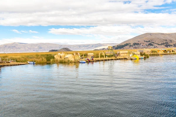 Ilhas flutuantes no Lago Titicaca Puno — Fotografia de Stock