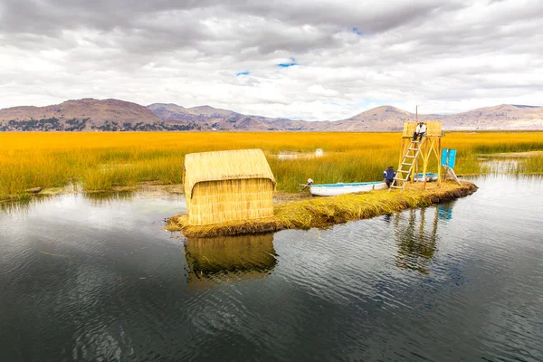 Ilhas flutuantes no Lago Titicaca Puno — Fotografia de Stock