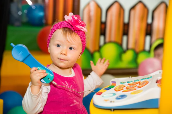 Menina feliz criança no parque infantil — Fotografia de Stock