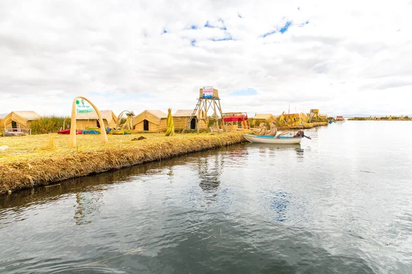 Drijvende eilanden aan het Titicacameer puno — Stockfoto