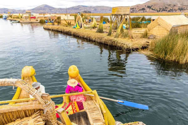 호수 titicaca puno에 떠 있는 섬 — 스톡 사진