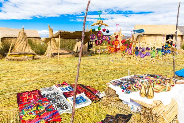 Souvenir på flytande öar titicaca-sjön — Stockfoto