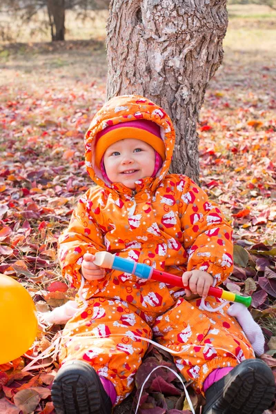 Niña niña está jugando con hojas — Foto de Stock