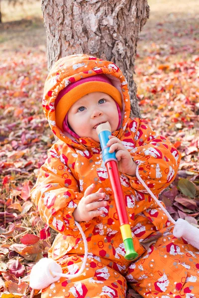 Kind meisje speelt met bladeren — Stockfoto