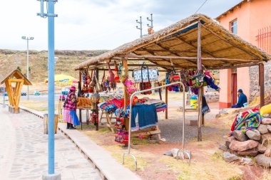 Hediyelik eşya pazarı yakınındaki sillustani kuleleri
