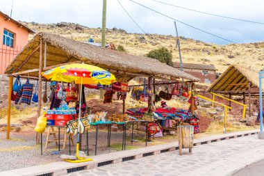 Hediyelik eşya pazarı yakınındaki sillustani kuleleri
