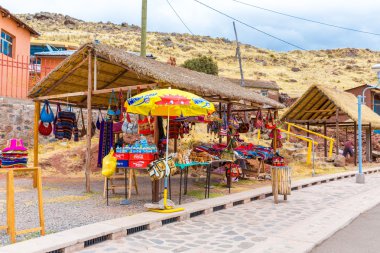 Hediyelik eşya pazarı yakınındaki sillustani kuleleri