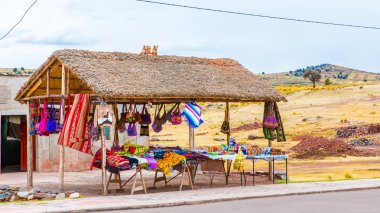 Hediyelik eşya pazarı yakınındaki sillustani kuleleri