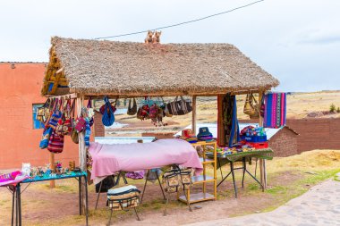 Hediyelik eşya pazarı yakınındaki sillustani kuleleri