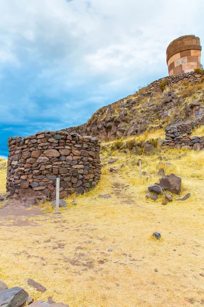 在 sillustani，秘鲁的丧葬塔 — 图库照片