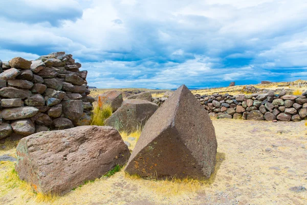 在 sillustani，秘鲁的丧葬塔 — 图库照片