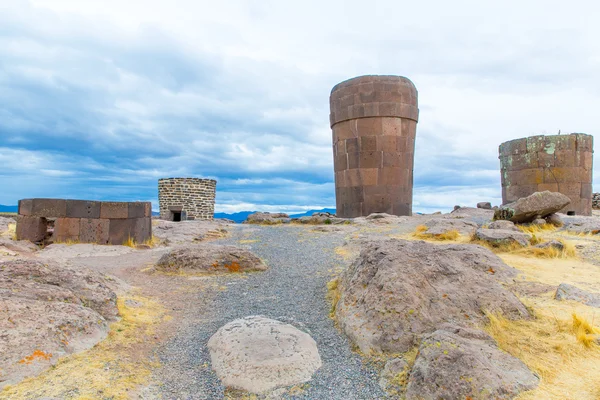 在 sillustani，秘鲁的丧葬塔 — 图库照片