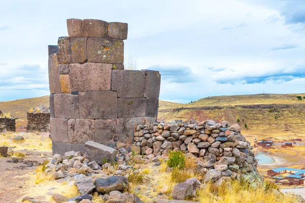 在 sillustani，秘鲁的丧葬塔 — 图库照片