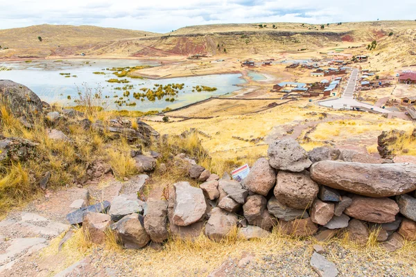 在 sillustani，秘鲁的丧葬塔 — 图库照片