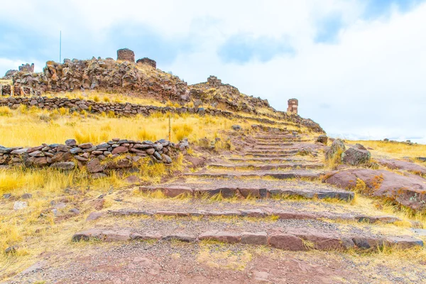 在 sillustani，秘鲁的丧葬塔 — 图库照片