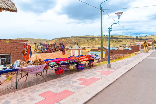 Mercado de recuerdos cerca de torres en Sillustani — Foto de Stock