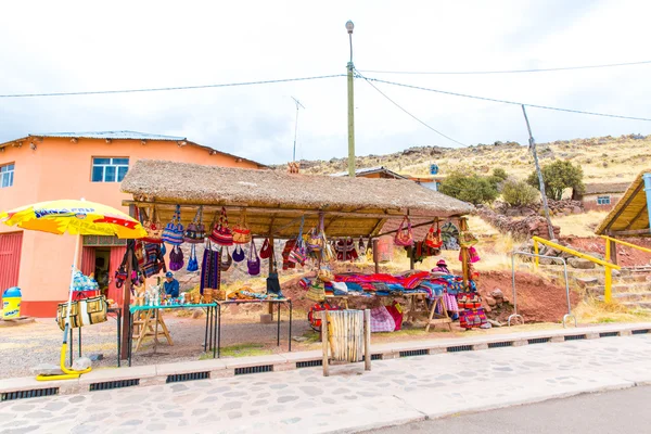 Souvenirmarkt in der Nähe von Türmen in Sillustani — Stockfoto