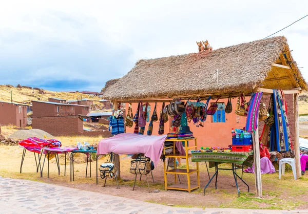 Mercado de recuerdos cerca de torres en Sillustani — Foto de Stock