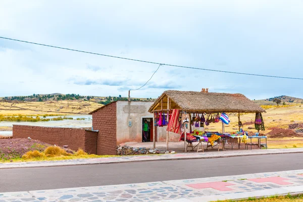 Pasar souvenir dekat menara di Sillustani — Stok Foto