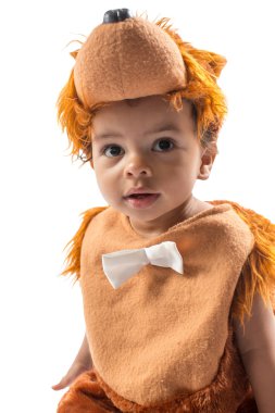 siyah bir bebek tüylü ayıcık takım elbise giymiş.
