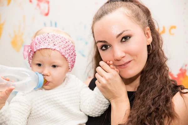 Mutlu anne ve bebek kız — Stok fotoğraf