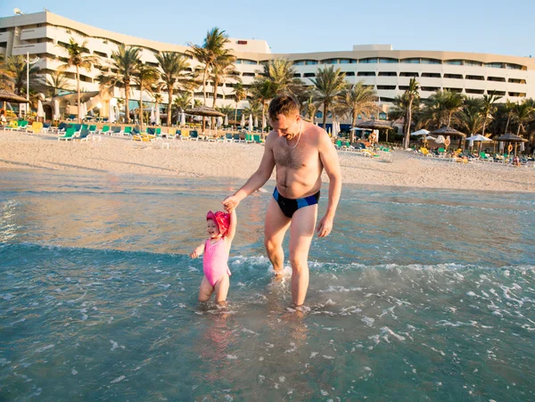 Boldog család: apa és a gyermek a strandon — Stock Fotó