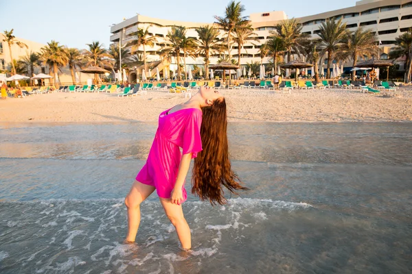 Belle femme sur la plage — Photo