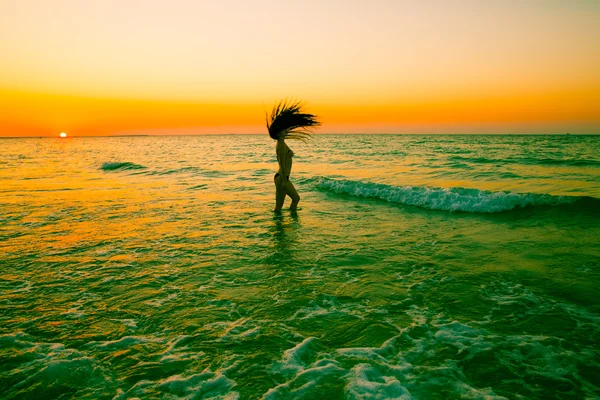 Belle femme aux cheveux longs — Photo