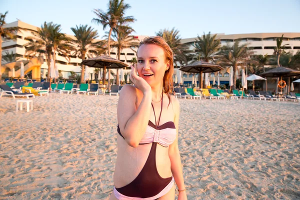 Beautiful woman on background of beach — Stock Photo, Image