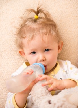 şişe ile kız çocuk