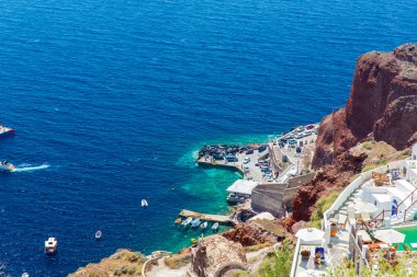 Fira şehri manzarası - Santorini adası, Girit, Yunanistan. Beyaz beton merdivenler, açık mavi gökyüzü ve deniz ile güzel körfeze iniyor.
