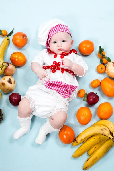 Barnet med färska frukter. — Stockfoto