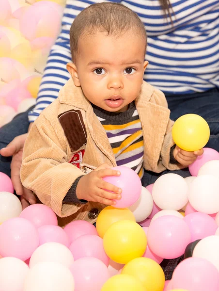 Nero ragazzo su compleanno su parco giochi — Foto Stock