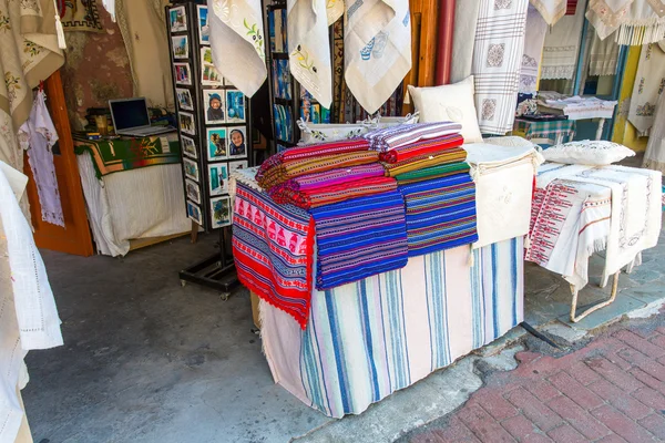 Têxteis em uma banca de mercado — Fotografia de Stock