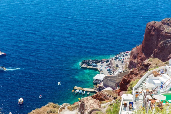 Blick auf Fira Stadt - Insel Santorin, Kreta, Griechenland. Weiße Betontreppen führen hinunter zur wunderschönen Bucht mit klarem blauen Himmel und Meer — Stockfoto