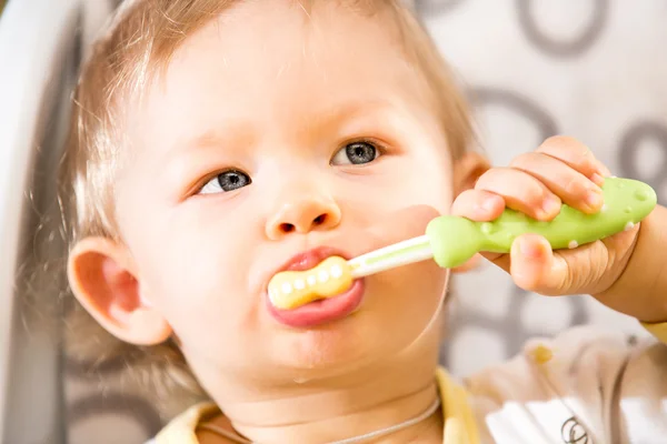 Diş fırçası ile kız bebek — Stok fotoğraf