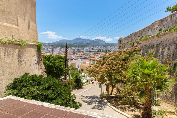 Rua típica na cidade velha Rethymno — Fotografia de Stock