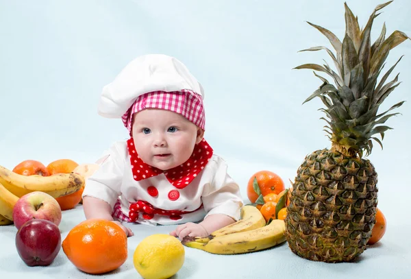 Menina bebê com frutas frescas — Fotografia de Stock