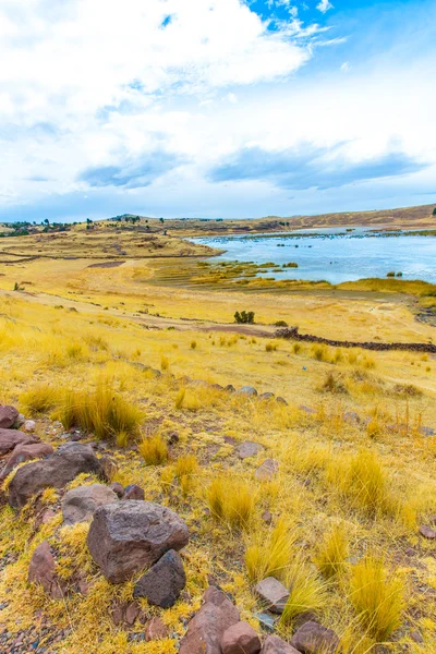 Pohřební věže a ruiny v sillustani — Stock fotografie