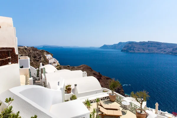 Uitzicht op Fira stad - Santorini eiland, Kreta, Griekenland. Witte betonnen trappen naar beneden naar prachtige baai met heldere blauwe lucht en zee — Stockfoto