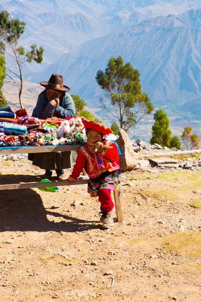 Mercado de lembranças na rua de Ollantaytambo — Fotografia de Stock