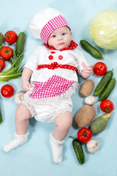 Baby med färska grönsaker. — Stockfoto