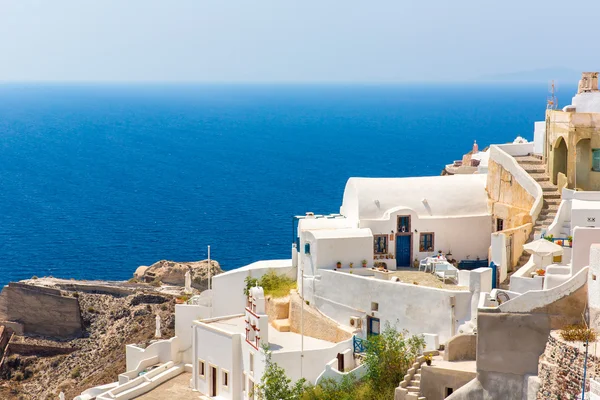 Veduta della città di Fira - isola di Santorini, Creta, Grecia. Scale di cemento bianco che scendono verso la bellissima baia con cielo azzurro chiaro e mare — Foto Stock