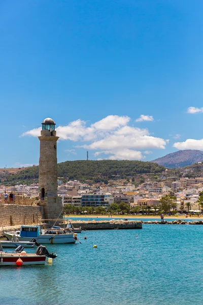 Oude Venetiaanse vuurtoren in harbor — Stockfoto