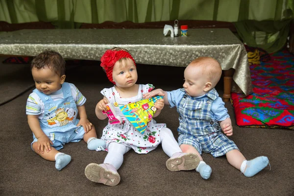Tre småbarn — Stockfoto