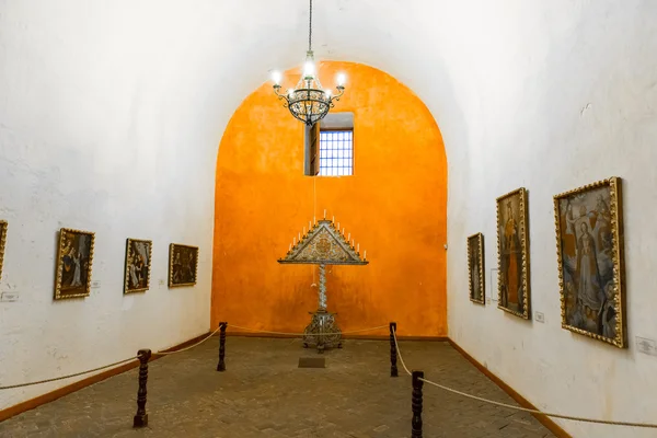 Altar und Ikonen in alter Kirche — Stockfoto