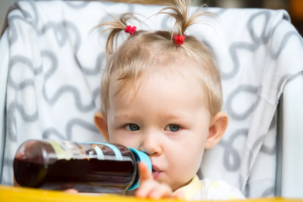 Menina com garrafa — Fotografia de Stock