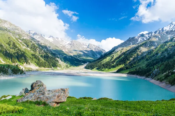 Velké almaty jezero — Stock fotografie