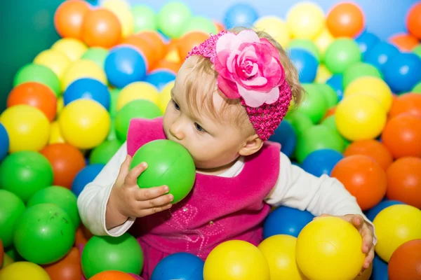 Šťastná dívka na hřišti — Stock fotografie