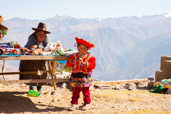 Souvenir marknad på gatan i ollantaytambo — Stockfoto